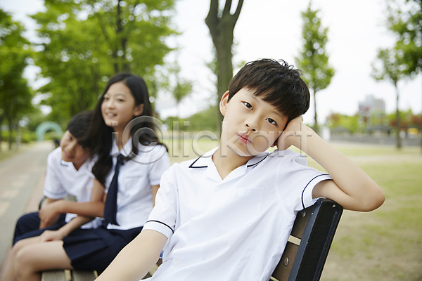 지루함 10대 남자 세명 십대만 여자 중학생 한국인 JPG 아웃포커스 앞모습 포토 공원 교복 남중생 남학생 벤치 상반신 앉기 야외 여중생 여학생 주간 친구 학생