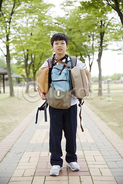 불만 짜증 피곤 10대 남자 남자만 십대남자한명만 중학생 한국인 한명 JPG 앞모습 포토 가방 공원 교복 남중생 들기 매기 보행로 산책로 서기 야외 전신 주간 학생
