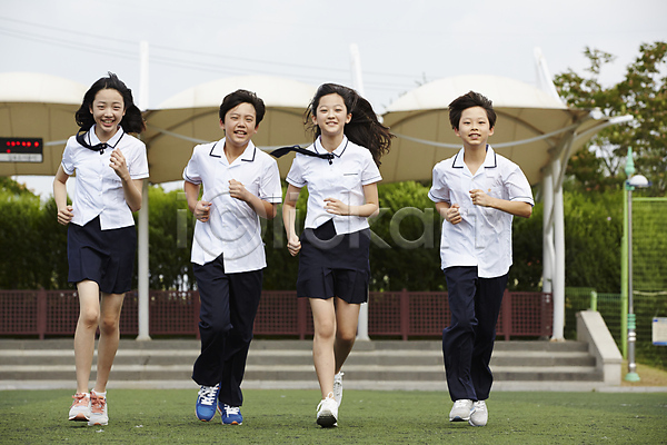 경쟁 열정 10대 남자 십대만 여러명 여자 중학생 한국인 JPG 앞모습 포토 교복 남중생 남학생 달리기 미소(표정) 야외 여중생 여학생 운동장 운동화 전신 주간 친구 학생