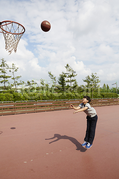 10대 남자 남자만 십대남자한명만 중학생 한국인 한명 JPG 옆모습 포토 그림자 남중생 농구 농구공 농구대 농구장 슛 야외 운동장 전신 점프 주간