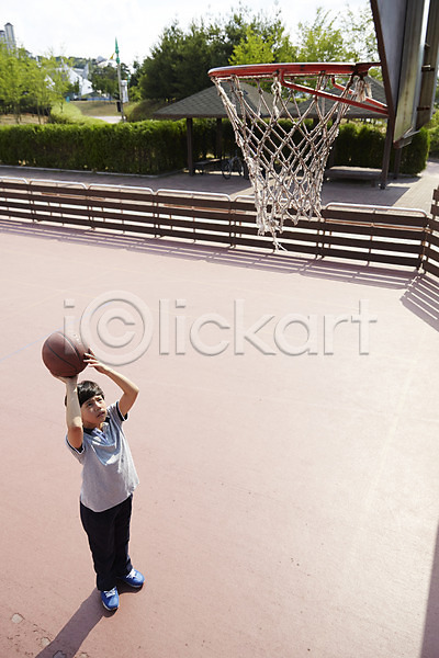 10대 남자 남자만 십대남자한명만 중학생 한국인 한명 JPG 포토 하이앵글 남중생 농구공 농구대 농구장 서기 슛 야외 운동장 전신 주간
