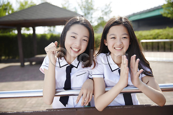 다정 우정 10대 두명 십대여자만 여자 여자만 중학생 한국인 JPG 앞모습 포토 교복 난간 미소(표정) 박수 상반신 야외 여중생 응원 주간 주먹 친구 파이팅 학생