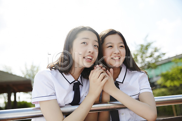 다정 우정 10대 두명 십대여자만 여자 여자만 중학생 한국인 JPG 앞모습 포토 교복 난간 미소(표정) 상반신 손잡기 야외 여중생 응원 주간 친구 학생