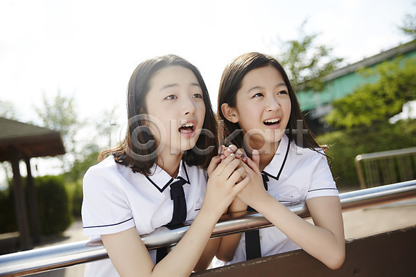 다정 우정 10대 두명 십대여자만 여자 여자만 중학생 한국인 JPG 앞모습 포토 교복 난간 상반신 손잡기 야외 여중생 응원 주간 친구 학생