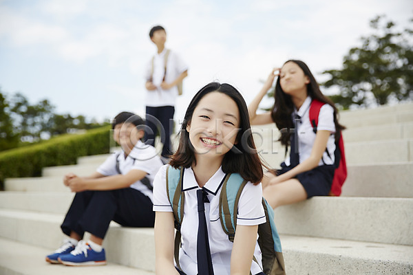 10대 남자 십대만 여러명 여자 중학생 한국인 JPG 앞모습 포토 계단 교복 남중생 남학생 미소(표정) 상반신 앉기 야외 여중생 여학생 주간 책가방 친구 학생