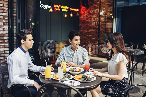 20대 남자 백인 성인 성인만 세명 여자 청년만 한국인 JPG 포토 레스토랑 브런치 상반신 식사 실내 앉기 친구 카페