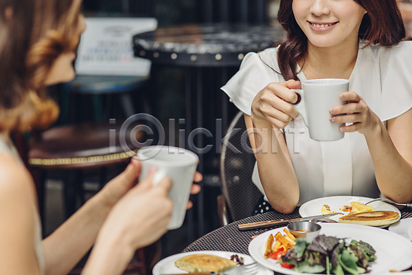 티타임 휴식 20대 두명 백인 성인 여자 청년여자만 한국인 JPG 포토 레스토랑 머그컵 상반신 실내 친구 카페 커피