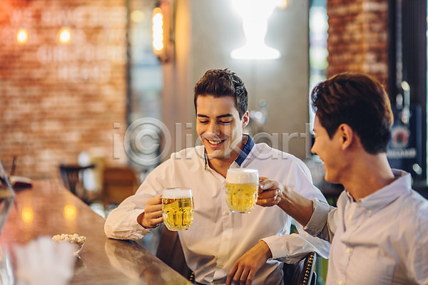 20대 남자 두명 백인 성인 성인남자만 청년남자만 한국인 JPG 포토 건배 맥주잔 미소(표정) 바 상반신 생맥주 선술집 실내 앉기 친구