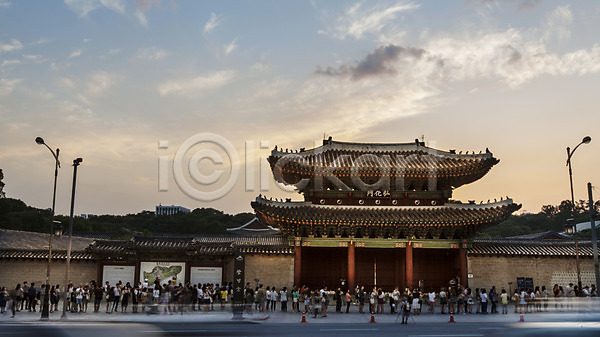 사람 여러명 JPG 포토 가로등 건축 궁전 노을 서울 야외 여행객 일몰 전통 종로 주간 창경궁