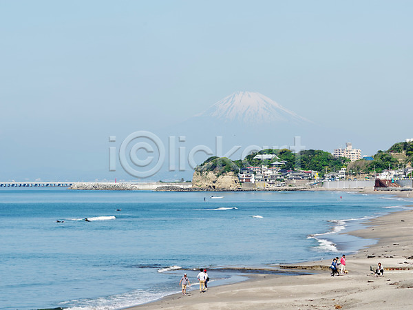 사람 여러명 JPG 포토 마을 바다 산 야외 일본 주간 파도 풍경(경치) 해변 후지산