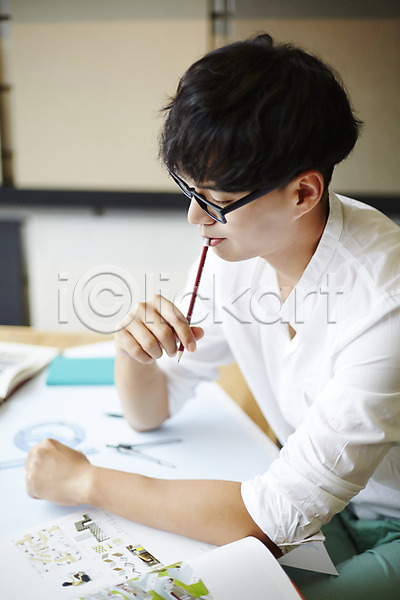30대 남자 남자만 남자한명만 성인 성인남자만 한국인 한명 JPG 포토 건축가 건축설계사 설계도 설계사 실내 안경낌 연필
