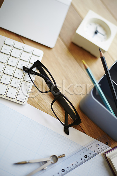 사람없음 JPG 포토 사무용품 설계도 실내 안경 연필 연필꽂이 오브젝트 자 책상 키보드