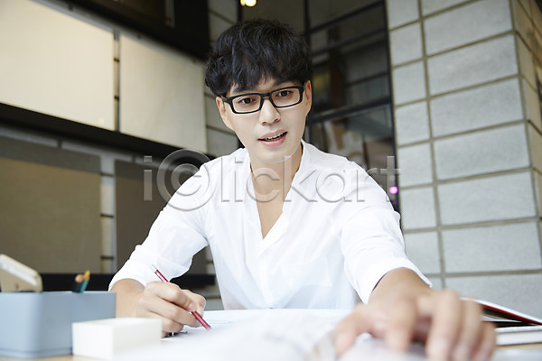 30대 남자 남자만 남자한명만 성인 성인남자만 한국인 한명 JPG 포토 건축가 건축설계사 설계사 실내 안경낌 연필