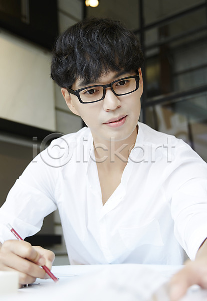 30대 남자 남자만 남자한명만 성인 성인남자만 한국인 한명 JPG 포토 건축가 건축설계사 설계사 실내 안경낌 연필