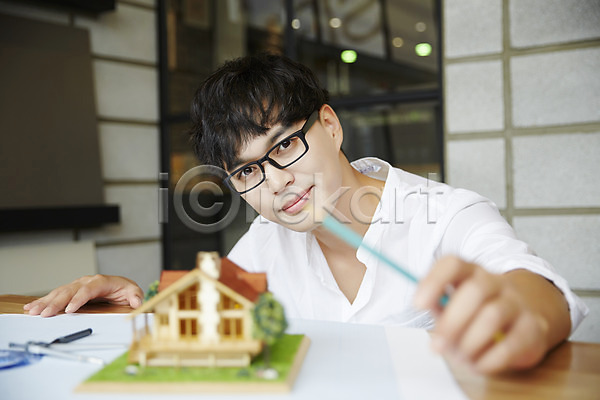 30대 남자 남자만 남자한명만 성인 성인남자만 한국인 한명 JPG 아웃포커스 포토 건축가 건축모형 건축설계사 모형 설계사 실내 안경낌