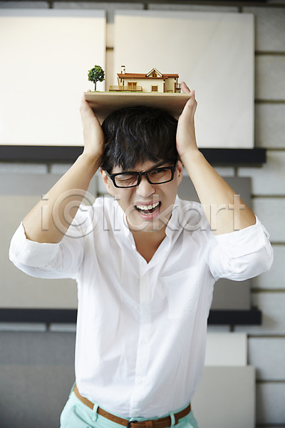 30대 남자 남자만 남자한명만 성인 성인남자만 한국인 한명 JPG 포토 건축가 건축설계사 모형 설계사 실내 안경낌 찡그림