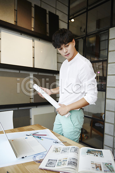 설계 30대 남자 남자만 남자한명만 성인 성인남자만 한국인 한명 JPG 포토 건축가 건축설계사 노트북 설계도 설계사 실내 책