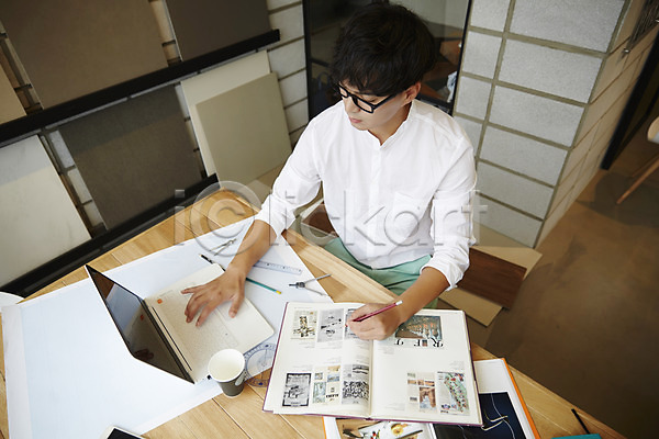 설계 30대 남자 남자만 남자한명만 성인 성인남자만 한국인 한명 JPG 포토 건축가 건축설계사 노트북 설계도 설계사 실내 안경낌 연필 책