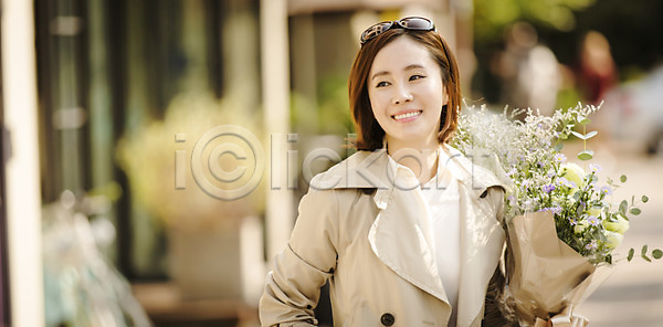 여유 30대 성인 성인여자한명만 여자 여자만 한국인 한명 JPG 앞모습 포토 거리 국내포토 꽃다발 들기 미소 상반신 서기 선글라스 쇼핑 야외 우먼라이프 주간