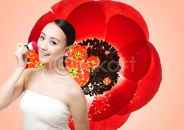 20대 성인여자한명만 여자 여자만 외국인 중국인 한명 PSD 앞모습 편집이미지 꽃 들기 메이크업브러쉬 미소(표정) 뷰티 상반신