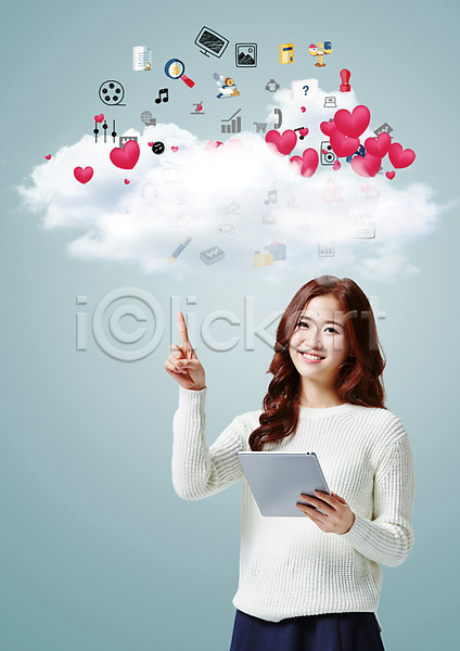 20대 성인 성인여자한명만 여자 여자만 한국인 한명 PSD 앞모습 편집이미지 가리킴 구름(자연) 들기 미소(표정) 상반신 서기 태블릿 하트