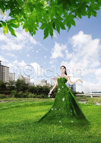 서양인 성인 성인여자한명만 여자 외국인 한명 PSD 앞모습 편집이미지 구름(자연) 녹색배경 드레스 서기 잔디 전신 환경
