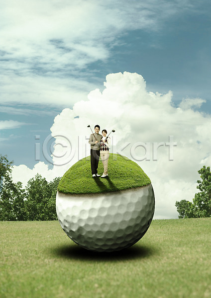 남자 두명 성인 성인만 여자 한국인 PSD 앞모습 편집이미지 골프 골프공 골프채 구름(자연) 부부 서기 전신 하늘