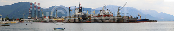 사람없음 JPG 포토 해외이미지 금속 기중기 단상 몬테네그로 물 바다 발칸반도 보트 산업 조선소 파노라마 함선 항구 해군 해외202004 해외포토