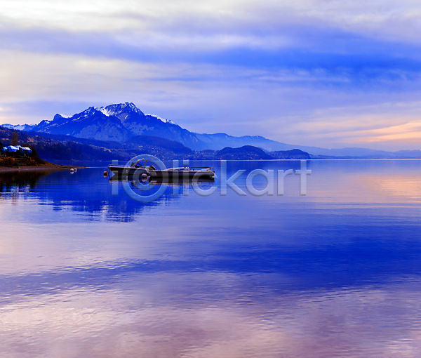 순수 침묵 사람없음 JPG 포토 해외이미지 가로 구름(자연) 물 반사 보트 산 새벽 스위스 알프스 야간 야외 엔진 유럽 자연 전등 지역 파란색 풍경(경치) 하늘 해외202004 호수 휴양지