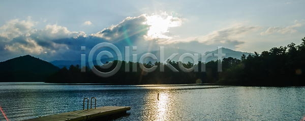 침묵 사람없음 JPG 포토 해외이미지 가을 경사 구름 낚시 무선통신 물 바다 반사 보트 북쪽 산 스포츠 야외 여름 연못 잎 자연 장면 저수지 카누 카약 풍경 하늘 해외202004 해외포토 호수