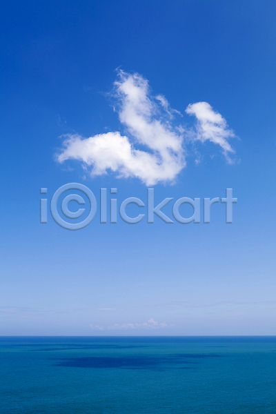 고요 침묵 평화 사람없음 JPG 포토 해외이미지 가득함 고립 구름(자연) 날씨 맑음 묘사 바다 선 야간 자연 작음 천국 파란색 하늘 해외202004 햇빛 흰색