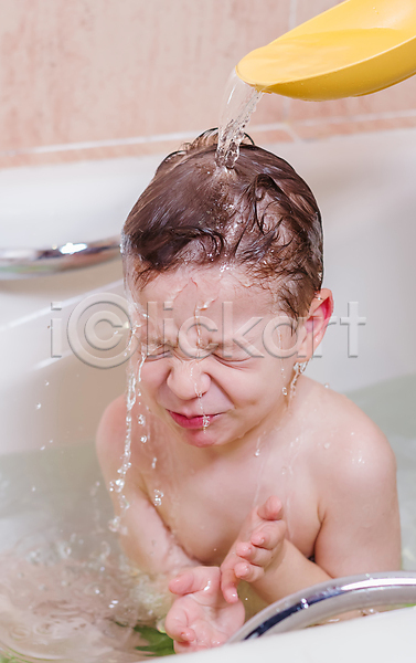 기쁨 떨어짐 행복 백인 소년 아기 어린이 한명 JPG 포토 해외이미지 거품 건강 걸음마 돌봄 목욕 물 미소(표정) 비누 빨래 샤워실 샴푸 수영장 스펀지 스플래쉬 씻기 얼굴 욕실 웃음 위생관리 젖음 통 해외202004