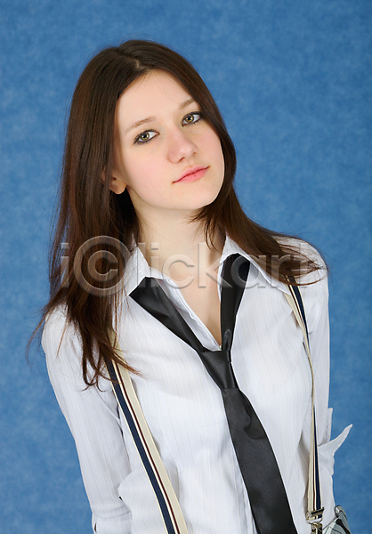 수줍음 사람 여자 한명 JPG 포토 해외이미지 검은색 넥타이 리본 만화 멜빵 모델 묘사 백그라운드 성실 심각 유행 해외202004 흰색