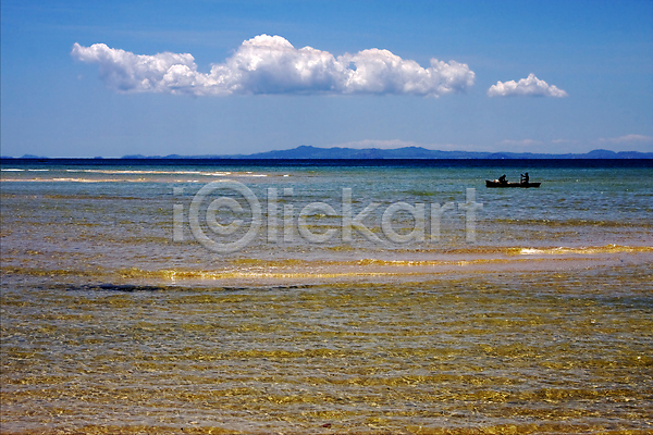 사람 사람없음 JPG 포토 해외이미지 갈색 거품 검은색 곡선 구름(자연) 나무 나뭇가지 노란색 마다가스카르 모래 목재 물 바다 바위 보트 섬 언덕 조류 초록색 파도 파란색 하늘 해외202004 해조류 흰색