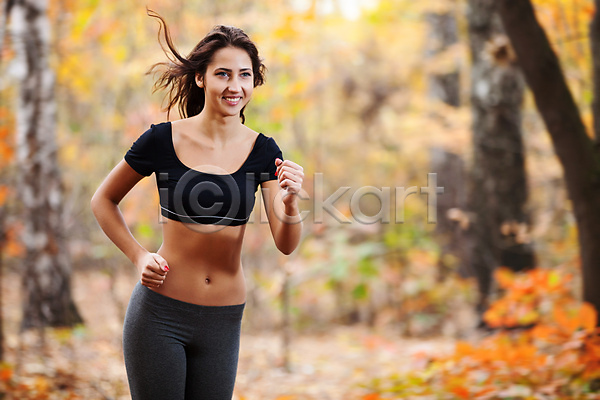 행복 백인 사람 여자 한명 JPG 포토 해외이미지 1 가을(계절) 건강 계절 공원 달리기 달리기선수 라이프스타일 모델 미소(표정) 속도 숲 스포츠 십자가 싱글 야외 운동 자연 조깅 컬러풀 해외202004 혼자