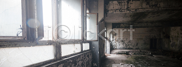 낭비 위험 사람없음 JPG 포토 해외이미지 건물 건축양식 검은색 공장 구식 그런지 금속 깨짐 내부 도시 먼지 방치 백그라운드 버리기 벽 벽돌 복고 빛 산업 수확 썩음 어둠 옛날 유리 직장 창고 창문 철강 파멸 폐기물 해외202004 해외포토