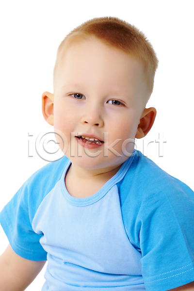 남자 사람 소년 어린이 한명 JPG 포토 해외이미지 1 고립 닫기 미소(표정) 백그라운드 세로 자르기 작음 티셔츠 파란색 해외202004 흰색