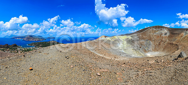 사람없음 JPG 포토 해외이미지 계절 구름 내추럴 다도해 모래 물 바다 바위 빨간색 산 섬 야외 언덕 여름 여행 용암 이탈리아 자연 장면 지중해 지질학 초록색 파노라마 파란색 폭발 폭풍 풍경 하늘 해외202004 해외포토 호수 화산 흰색