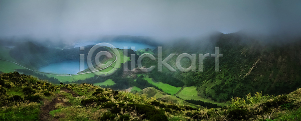 격려 신비 탈출 사람없음 JPG 포토 해외이미지 가장자리 날씨 마법 몽환 베르데 분화구 뿌연 산 새벽 수평선 숲 안개 언덕 여행 자국 정상 지구 천국 초록색 파노라마 파란색 포르투갈 폭풍우 풍경 하늘 해외202004 해외포토 호수 화산 황혼