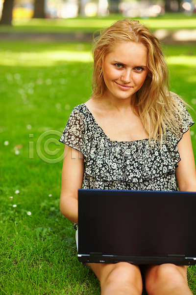 행복 사람 성인 여자 한명 JPG 포토 해외이미지 1 노트북 모델 모바일 모션 비즈니스 야외 여름(계절) 옷 유행 자연 초록색 컴퓨터 터치 학생 해외202004 햇빛 휴가