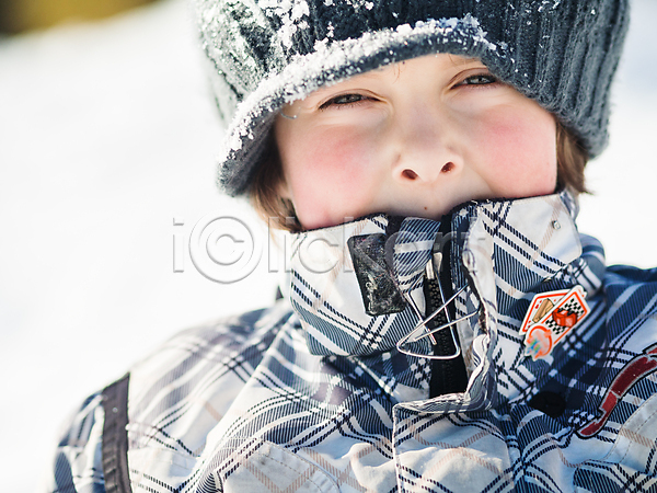 청춘(젊음) 추위 남자 백인 사람 소년 어린이 한명 JPG 포토 해외이미지 겨울 계절 놀이 야외 해외202004 흰색