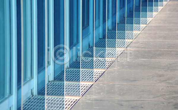 사람없음 JPG 포토 해외이미지 건물 건축양식 대각선 독일 묘사 바위 백그라운드 블라인드 사무실 시트 외관 유리 장식 줄서기 창문 추상 타일 파란색 판유리 패턴 함부르크 해외202004 화강암 회색