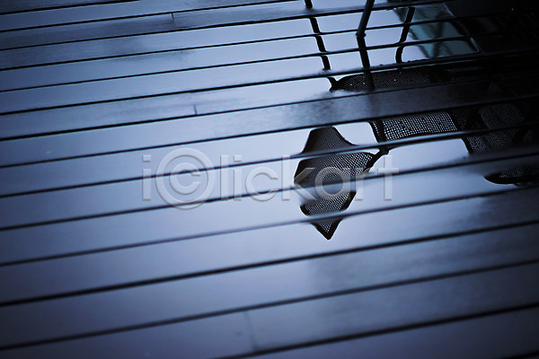 사람없음 JPG 포토 거리풍경 그림자 마루(인테리어) 비(날씨) 야외 의자 일본 주간