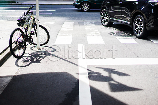 사람없음 JPG 포토 거리 거리풍경 그림자 도로 도시 도시풍경 도쿄 야외 일본 자동차 자전거 주간 주차 풍경(경치) 횡단보도