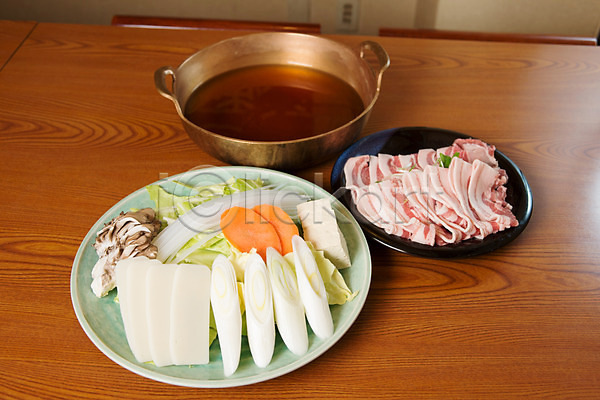 준비 사람없음 JPG 포토 냄비 당근 돼지고기 두부 버섯 삼겹살 샤브샤브 식재료 식탁 육류 육수 일본음식 재료 접시 파