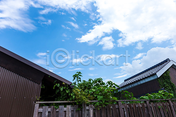 사람없음 JPG 포토 고건축 구름(자연) 나무 담장 야외 일본 일본문화 일본전통 주간 주택 풍경(경치) 하늘