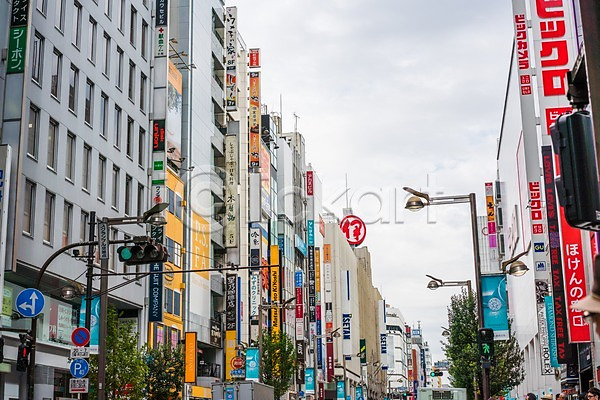 사람 여러명 JPG 포토 가로등 간판 거리 거리풍경 도시 도시풍경 도심 빌딩 신호등 야외 일본 주간 표지판 풍경(경치) 하늘