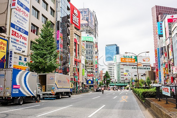 군중 사람 여러명 JPG 포토 가로등 간판 거리 거리풍경 도로 도시 도시풍경 도심 빌딩 야외 일본 주간 트럭 풍경(경치)