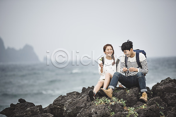 다정 휴식 20대 남자 두명 성인 성인만 여자 한국인 JPG 앞모습 포토 가을(계절) 미소(표정) 배낭 섭지코지 앉기 야외 여행 전신 제주도 주간 커플 커플라이프
