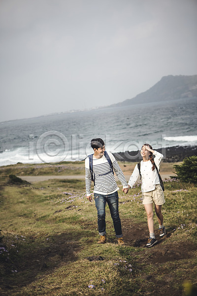 다정 20대 남자 두명 성인 성인만 여자 한국인 JPG 앞모습 포토 가을(계절) 걷기 미소(표정) 배낭 섭지코지 손잡기 야외 여행 전신 제주도 주간 커플 커플라이프